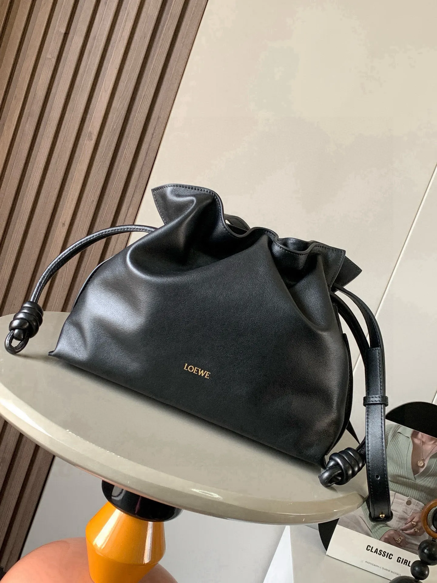 原单罗意威女包|高仿罗意威女包|精仿罗意威女包|一比一罗意威女包<p>新版梦福袋30CM新款纳帕牛皮革Flamenco手拿包福袋采用拉绳收紧 并打上标志性的盘绕结这个版本采用纳帕牛皮革制成不得不说 这个品牌将皮质的柔软和实用主义都在Flamenco Knot上展现得淋漓尽致可以说是想要什么感觉都能在Flamenco Knot中找到了将抽绳包和托特包完美结合 款号 9043 新款</p><p>颜色 黑色</p>