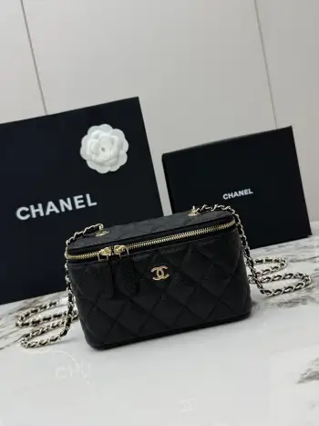 <p>CHANEL 新品 鱼子酱小球纹香奈儿24K春夏新款 顶级货全钢金色链条 小球纹鱼子酱压花牛皮盒子包 精巧别致链条小化妆盒 得体方形状mini可爱无敌啦〰 小小空间除了手机放不琐碎小物件还是蛮能收纳的  手提超级萌 可单肩可斜挎哦   . </p><p>型号 A1341  </p><p>尺 长17x宽8x高9.5cm </p>