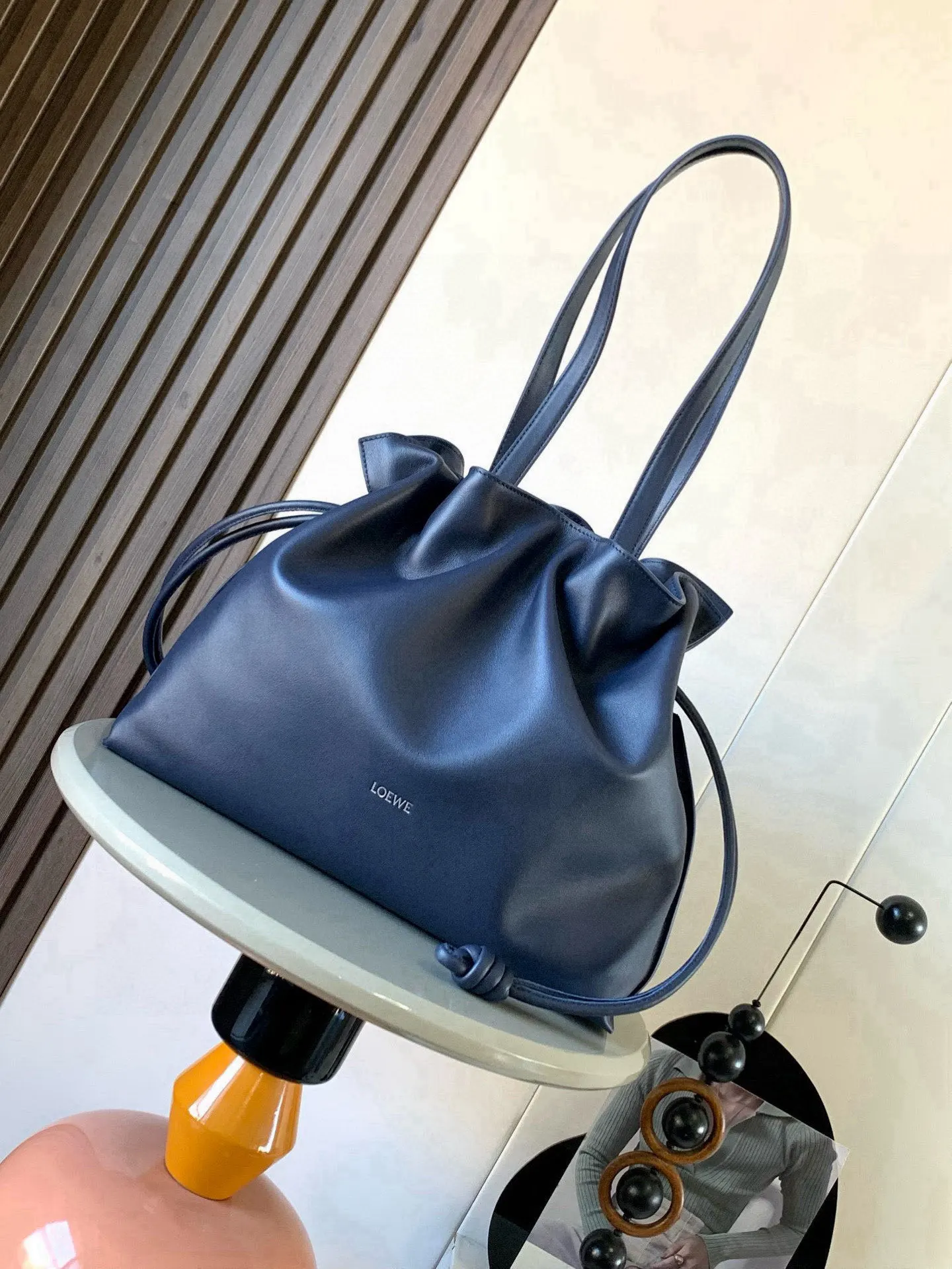 原单罗意威女包|高仿罗意威女包|精仿罗意威女包|一比一罗意威女包<p>新款福袋38CM大号纳帕牛皮革Flamenco手拿包十九世纪八十年代发布的 Flamenco 手拿包采用拉绳收紧 并打上标志性的盘绕结 此大号版本采用纳帕牛皮革制成可放 A4纸大小文件 电脑满足日常通勤 男女皆  可肩背牛皮革顶部提手 磁扣开合Anag ram 压纹</p><p>尺 38cm 29cm 14cm</p><p>款号 9084</p><p>颜色 海军蓝</p>