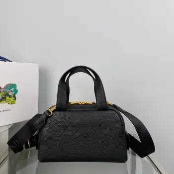 <p> 顶级原单 新款中号1BH078雕花logo这款手提/斜跨包采用进口小牛皮 22年最新雕花logo设计 显得更加时尚大气 侧边有金属三角标 配有一条可拆卸可调节长肩带 简约轻便 宝宝们 赶紧入手吧尺寸 长25x高16x底10cm</p>