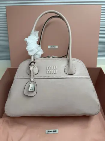 <p>Miu Miu Vivant 植鞣小羊皮 写给时间的反叛情书   中号 40cm 的容量被植鞣皮撑起饱满的弧度 它装得下职场必备 却因小羊皮的自然垂坠感而毫无 工具包 的笨重 这是给 既要效率也要美感 的知识分子的答案 </p><p>  型号 5BB196</p><p>   尺寸 40*24*13cm</p>