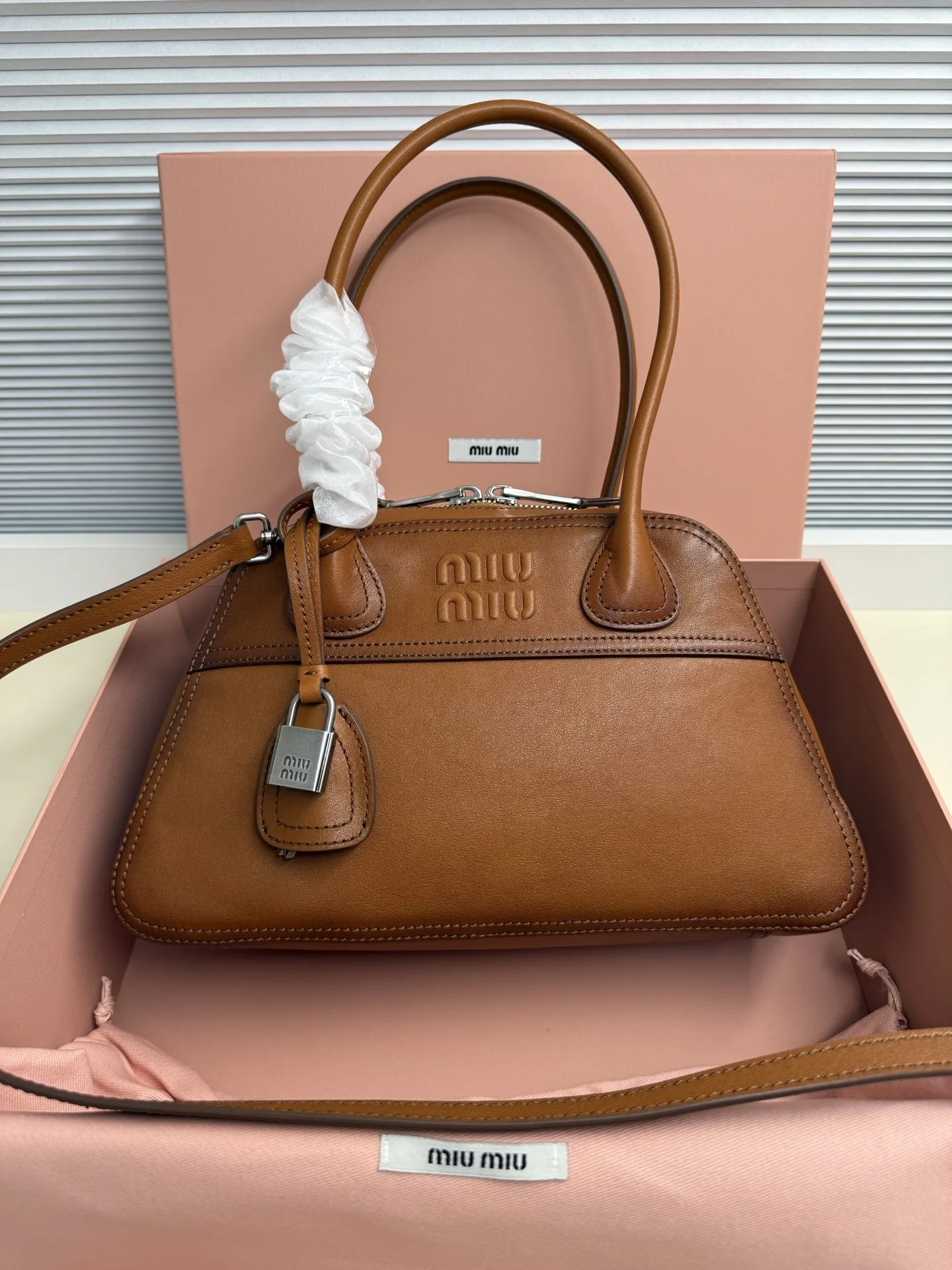 原单MIUMIU女包|高仿MIUMIU女包|精仿MIUMIU女包|一比一MIUMIU女包<p>5BB199 新品爆款Vivant保龄球包 采用做旧植柔羊皮 皮质复古高级 自带洒脱不羁的松驰感 精致轮廓 利落线条细节完美体现 饰以压花字母徽标 增添标志性元素 复古做旧五金配件 亚麻混纺衬里 配拉链口袋和贴袋 长肩带使用解放双手更便利 手腕适合用作手提或单肩 出街约会 轻通勤 精致党首选</p><p>尺寸 32X19.5X11CM</p>