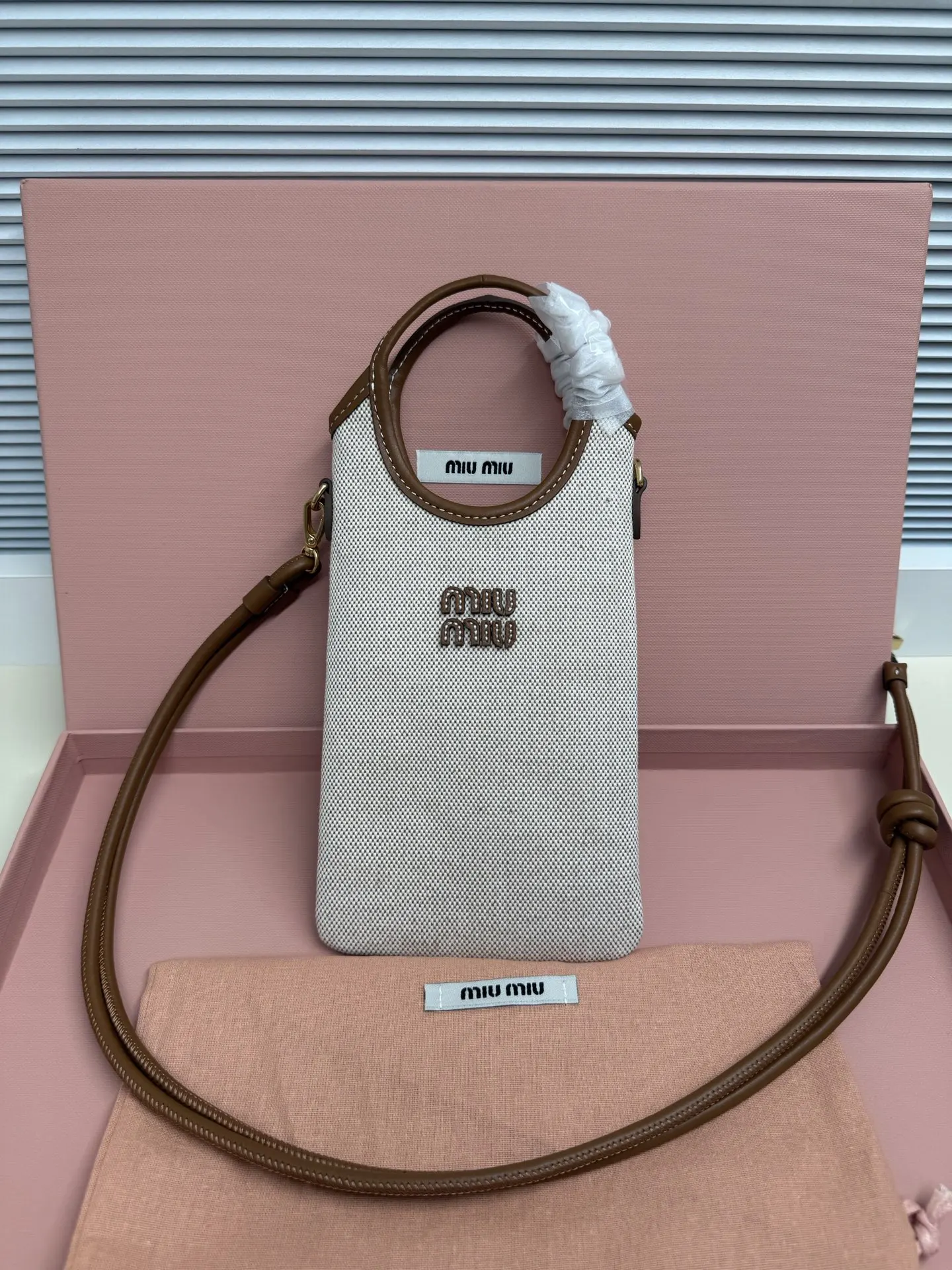 <p>Miu Miu 26新款手机包真的太懂我了 On Cloud Nine  把手机装进云朵里 春夏限定 轻盈入怀  </p><p>  工业感与极致女性气质 完美诠释了什么叫 刚柔并济   皮革质感超好 有一种做旧的复古感 但又透着少女的精致 不管是出门逛街还是拍照凹造型 挂在脖子上或者斜挎都超有范儿  </p><p>  5nt080</p><p>  尺寸 12.5*21cm</p>