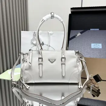 <p> 顶级原单 新品Bonnie1BG628这款复古质感的皮包体现了精致而现代的个性 几何轮廓将现代 金属带扣和侧边鞋带设计 而长手柄则表明了一种务实和休闲的态度 配有一条可拆卸长肩带 方便不同场合搭配 容量空间非常大 巨巨好用绝对是时尚达人们的必备款 赶紧把这款复古格调手拎包带回家吧尺寸 长32x高17.5x底10.5cm</p>