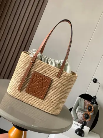 <p>爆款小号酒椰纤维和牛皮革方形 Basket 手袋这款紧凑的方形Basket手袋由拉菲草纯手工编织和牛皮革制成观简约大方且自重很轻 款式简单有内涵韩系穿搭拿上这个包包 feel 就来了很适合去外面旅游拍拍照可自行调节背带长度 外出郊游或者上班通勤随便一搭 款号 8001</p><p>颜色 棕色</p>