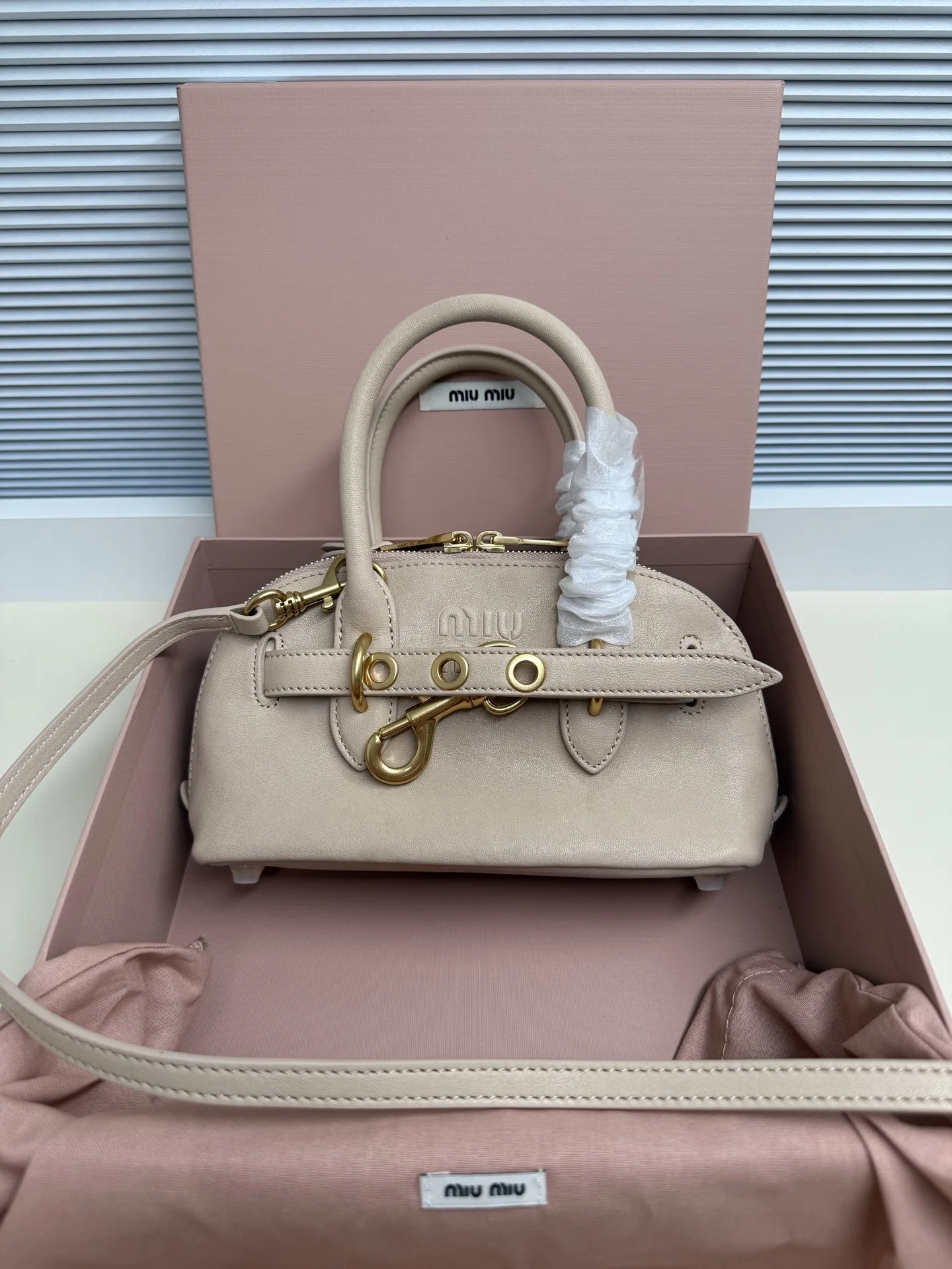原单MIUMIU女包|高仿MIUMIU女包|精仿MIUMIU女包|一比一MIUMIU女包<p>miu爆款迷你号贝壳包 釆用顶级复古植柔羊皮 复古磨砂感做旧金属配件 这款Aventure Nappa 皮革迷你手提包灵感源自 Miu家典藏单品 型号 5BP090 </p><p>尺寸 21×13.5×8cm</p><p>颜色 棕色/原厂皮 </p>