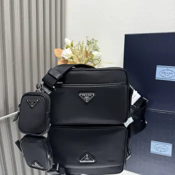 <p>  顶级原单 经典新款升级版2VH048到货原单货采用进口尼龙材质 Saffiano皮革装饰 抛光钢表面金属配件 可调节的织物肩带 可拆卸尼龙挂饰小袋 又可挂其他包上装饰  外面珐琅三角形徽标 内部徽标标识 顶部拉链封口 前面有拉链口袋 里面有一个拉链口袋 轻便又实用 又是一款永久不过时的爆款长23x高16x底7cm</p>