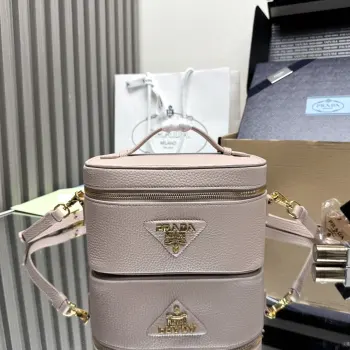 <p> 顶级原单 新款盒子包1BH202这款简约盒子包采用进口鹿皮纹 内配进口羊皮和实用卡槽/口袋 正面饰以金属徽标 可拆卸可调式肩带又可手提 拉琏开合 上身效果非常酷又实用 空间大宝宝们 赶紧入手吧尺寸 长18x高11.5x底7.5cm</p>