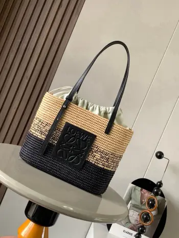 <p>爆款小号酒椰纤维和牛皮革方形 Basket 手袋这款紧凑的方形Basket手袋由拉菲草纯手工编织和牛皮革制成观简约大方且自重很轻 款式简单有内涵韩系穿搭拿上这个包包 feel 就来了很适合去外面旅游拍拍照可自行调节背带长度 外出郊游或者上班通勤随便一搭 款号 8001</p><p>颜色 黑色</p>