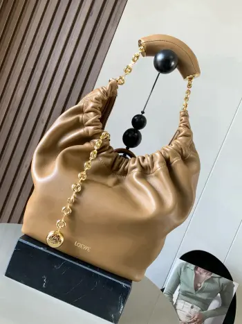 <p> 明星同款 小号纳帕羊皮革Squeeze手袋是款精致而柔美的全新手袋全新发布的 Squeeze 手袋采用柔软丝滑的Mellow纳帕小羊皮制作而成 无衬里结构有效减轻包身自重观感上也更为轻盈  弯月形包口以优雅的褶边收口 营造出轻松又随性的态度款号 9042</p><p>颜色 橡木棕</p>