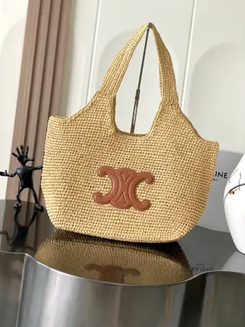 <p> CELINE度假风穿搭 草编包是夏日必备 </p><p>只要背上这款CELINE CLASSIC PANIER CABAS 就能轻松在度假时成为海滩上最吸睛的那个人 </p><p>源自摩洛哥传统提篮的设计灵感 搭配小牛皮TRIOMPHE元素点缀 让这款手袋既保留了复古气息 又融入了现代时尚感 </p><p>型号  119632</p><p>尺寸 32.5-28-20</p>