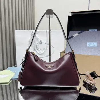 <p> 顶级原单  小号 新款Aimee腋下包1BC229这款皮革Hobo腋下包设计气质简约 采用进口小牛皮 正面金属三角形珐琅徽标 配有可拆卸皮革肩带 皮质细腻柔软 实用轻便容量空间大高级百搭 又一个时尚爆款 赶紧入手吧 太美了尺寸 长31x高18x底10cm </p>