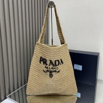 <p> 顶级原单 Prada新款拉菲草编tote斜挎包 1BC182๑ 杏色 ๑ 独家新品满满的艺术气息 拉菲草编织非常扎实 超有质感 日常搭配私服也不会出错的单品 自然风的设计 仿佛都能呼吸</p><p>喜欢的宝宝赶紧纳入后宫 拎几年都不会过时的独家款尺寸 45×40</p>