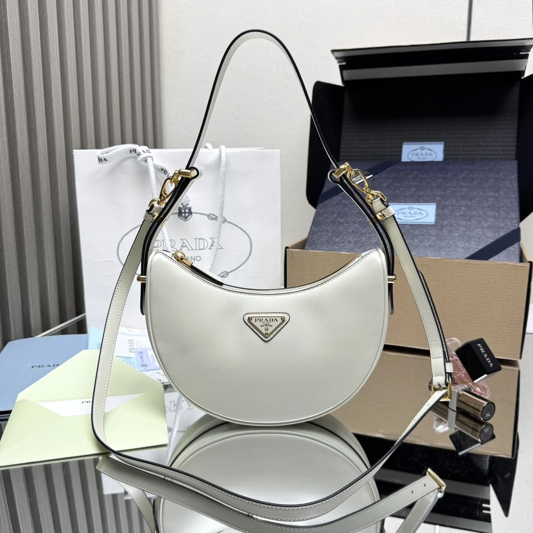 原单普拉达女包|高仿普拉达女包|精仿普拉达女包|一比一普拉达女包<p> 顶级原单  大号新版本 Moon手袋1BC194双肩带这款简约Moon手袋为牛皮绽现摩登百搭的魅力 弧形包身设计 配有2条长/短可调节肩带 便于随心转换造型 内配进口小羊皮 金属配件更添亮丽格调 上身效果非常酷/时尚 又是一款永欠不过时爆款宝宝们 赶紧入手吧 尺寸 长22.5x高18.5x底6.5cm</p>
