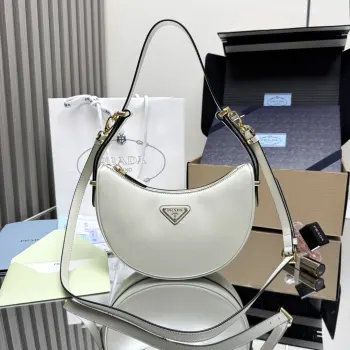 <p> 顶级原单  大号新版本 Moon手袋1BC194双肩带这款简约Moon手袋为牛皮绽现摩登百搭的魅力 弧形包身设计 配有2条长/短可调节肩带 便于随心转换造型 内配进口小羊皮 金属配件更添亮丽格调 上身效果非常酷/时尚 又是一款永欠不过时爆款宝宝们 赶紧入手吧 尺寸 长22.5x高18.5x底6.5cm</p>