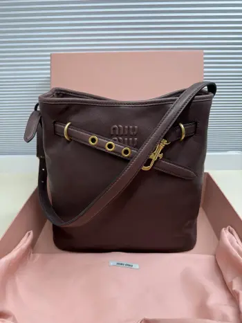 <p>Miu 26年新款桶包 选用优质植鞣皮 保留皮革最本真的触感与光泽 随着使用 它会记录下你的习惯 颜色愈加深邃 光泽愈加迷人 极简的桶型 点缀标志性的金属Logo 是可以背很久的 养成系 包包 </p><p>  周一通勤的仪式感 不必盛装 只需随性 手提是乖巧 斜挎是自在 今日份的职场穿搭 刚刚好</p><p>  5BE101  </p><p>  尺寸 30*31*13cm</p>