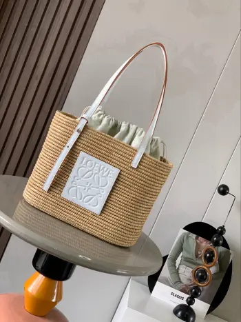 <p>爆款小号酒椰纤维和牛皮革方形 Basket 手袋这款紧凑的方形Basket手袋由拉菲草纯手工编织和牛皮革制成观简约大方且自重很轻 款式简单有内涵韩系穿搭拿上这个包包 feel 就来了很适合去外面旅游拍拍照可自行调节背带长度 外出郊游或者上班通勤随便一搭 款号 8001</p><p>颜色 白色</p>