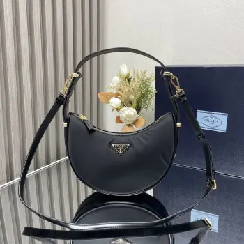 <p> 顶级原单 Moon手袋1BC194双肩带/尼龙面料这款简约Moon手袋为尼龙面料/亮面牛皮绽现摩登百搭的魅力 弧形包身设计 配有2条长/短可调节肩带 便于随心转换造型 内配进口小羊皮 金属配件更添亮丽格调 上身效果非常酷/时尚 又是一款永欠不过时爆款宝宝们 赶紧入手吧 尺寸 长22.5x高18.5x底6.5cm</p>