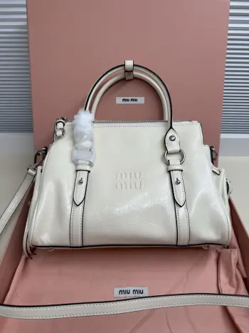 <p>Miumiu26早春新款油蜡皮机车包	  </p><p>这款是油蜡牛皮的 </p><p>国内上的是蝴蝶结	版的</p><p>欧洲这款把蝴蝶结改成了褶皱抽绳</p><p>有长肩带可以斜挎 尺寸</p><p> 小号29*15*13cm 款号333</p>