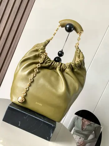 <p> 明星同款 小号纳帕羊皮革Squeeze手袋是款精致而柔美的全新手袋全新发布的 Squeeze 手袋采用柔软丝滑的Mellow纳帕小羊皮制作而成 无衬里结构有效减轻包身自重观感上也更为轻盈  弯月形包口以优雅的褶边收口 营造出轻松又随性的态度款号 9042</p><p>颜色 橄榄绿</p>