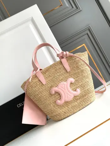<p> CELINE  TEEN 植物材料和牛皮革柔软经典提篮包</p><p>盛夏是属于草编包的   </p><p>CELINE新款草编菜篮子包 满分质感 细节精致 可盐可甜 法式优雅 氛围感拉满 </p><p>相比较以往的草编包手感更加细腻 材质更加柔软 夏天必备 </p>编号 115802FF7.04LU</p>