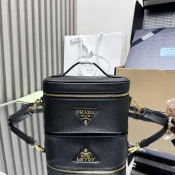 <p> 顶级原单 新款盒子包1BH202这款简约盒子包采用进口鹿皮纹 内配进口羊皮和实用卡槽/口袋 正面饰以金属徽标 可拆卸可调式肩带又可手提 拉琏开合 上身效果非常酷又实用 空间大宝宝们 赶紧入手吧尺寸 长18x高11.5x底7.5cm</p>