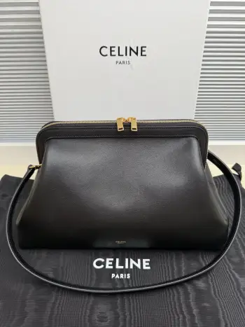 <p>新品 Celine DOCTOR POUCH手袋 以经典口金设计邂逅复古质感 细腻牛皮革勾勒流畅轮廓 黄褐棕色尽显高级质感 可拆卸腕带与肩带设计 随心切换手提 肩背多种造型 兼顾日常通勤与出行需求 金色饰面低调点缀 每一处细节都藏着法式优雅 是衣橱里永不过时的质感之选</p><p>款号 L104J3</p><p>颜色 黑色</p><p>尺寸 35×18×18cm</p>