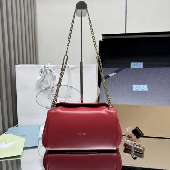 <p> 顶级原单 新品1BD395这款Tumulte包袋暗示着一种动感而精致的姿态 一种真实的 nappa皮革设计的特点是柔软的侧褶和曲线 形成精致的女性轮廓 该包饰有三个滑动链柄 可拆卸链条肩带翻盖上有磁性封口 可组合成不同的佩戴方式 空间大 宝宝们 赶紧入手吧尺寸 长24x高13x底13cm</p>