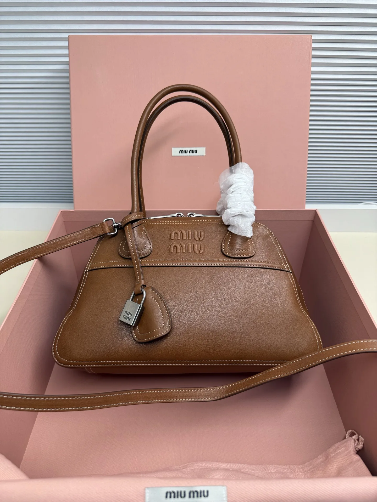 原单MIUMIU女包|高仿MIUMIU女包|精仿MIUMIU女包|一比一MIUMIU女包<p>5BB199 新品爆款Vivant保龄球包 采用做旧植柔羊皮 皮质复古高级 自带洒脱不羁的松驰感 精致轮廓 利落线条细节完美体现 饰以压花字母徽标 增添标志性元素 复古做旧五金配件 亚麻混纺衬里 配拉链口袋和贴袋 长肩带使用解放双手更便利 手腕适合用作手提或单肩 出街约会 轻通勤 精致党首选</p><p>尺寸 32X19.5X11CM</p>