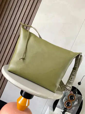 <p>Cubi斜挎包惊艳亮相这次出了Cubi 真是让人惊喜配有提花可调节肩带手感亲肤柔和容量大功能性强 可以单肩腋下斜挎 可当健身包使用作为短途旅行的行李袋也是非常出圈 出片的真的是一只综合素质非常高的好包包款号 9010</p><p>颜色 橄榄色</p>