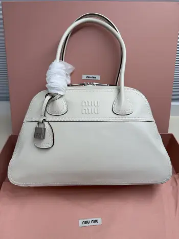 <p>Miu Miu Vivant 植鞣小羊皮 写给时间的反叛情书   中号 40cm 的容量被植鞣皮撑起饱满的弧度 它装得下职场必备 却因小羊皮的自然垂坠感而毫无 工具包 的笨重 这是给 既要效率也要美感 的知识分子的答案 </p><p>  型号 5BB196</p><p>   尺寸 40*24*13cm</p>
