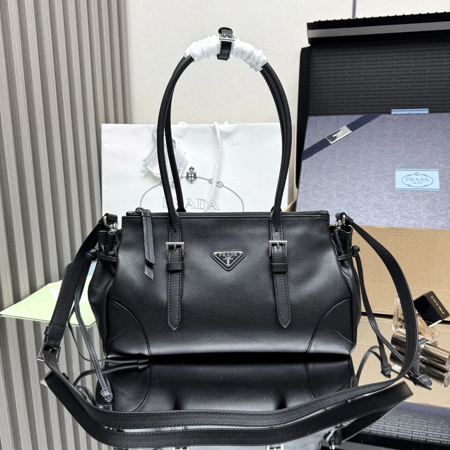 原单普拉达女包|高仿普拉达女包|精仿普拉达女包|一比一普拉达女包<p> 顶级原单 新品Bonnie1BG628这款复古质感的皮包体现了精致而现代的个性 几何轮廓将现代 金属带扣和侧边鞋带设计 而长手柄则表明了一种务实和休闲的态度 配有一条可拆卸长肩带 方便不同场合搭配 容量空间非常大 巨巨好用绝对是时尚达人们的必备款 赶紧把这款复古格调手拎包带回家吧尺寸 长32x高17.5x底10.5cm</p>