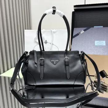 <p> 顶级原单 新品Bonnie1BG628这款复古质感的皮包体现了精致而现代的个性 几何轮廓将现代 金属带扣和侧边鞋带设计 而长手柄则表明了一种务实和休闲的态度 配有一条可拆卸长肩带 方便不同场合搭配 容量空间非常大 巨巨好用绝对是时尚达人们的必备款 赶紧把这款复古格调手拎包带回家吧尺寸 长32x高17.5x底10.5cm</p>
