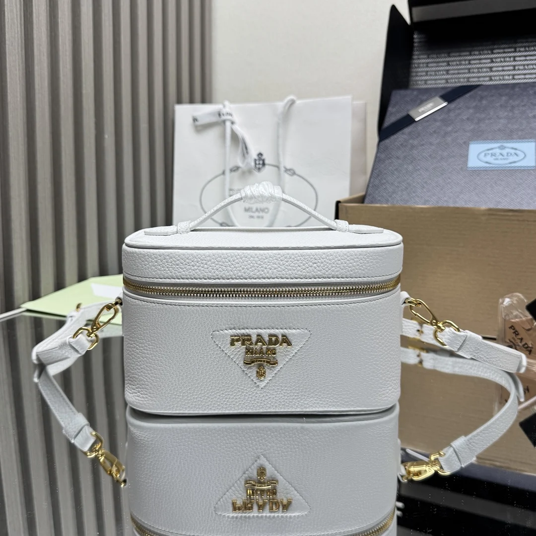 原单普拉达女包|高仿普拉达女包|精仿普拉达女包|一比一普拉达女包<p> 顶级原单 新款盒子包1BH202这款简约盒子包采用进口鹿皮纹 内配进口羊皮和实用卡槽/口袋 正面饰以金属徽标 可拆卸可调式肩带又可手提 拉琏开合 上身效果非常酷又实用 空间大宝宝们 赶紧入手吧尺寸 长18x高11.5x底7.5cm</p>