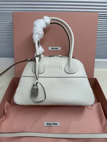 <p> Miu Miu Vivant 迷你 选用细腻绒面牛皮革 哑光质感像抚摸一片柔软的云 光线掠过时 泛起微醺般的光晕 高级感拉满 经典保龄球包型 麂皮让原本立体的线条变得柔和慵懒 自然垂坠出 不刻意 的时髦感  同色系浮雕 Logo 若隐若现 搭配做旧金属挂锁 麂皮的软糯与金属的冷冽 碰撞出独特的 甜酷 张力</p><p>    型号 5BB200</p><p>   尺寸 28*17*9.5cm</p>
