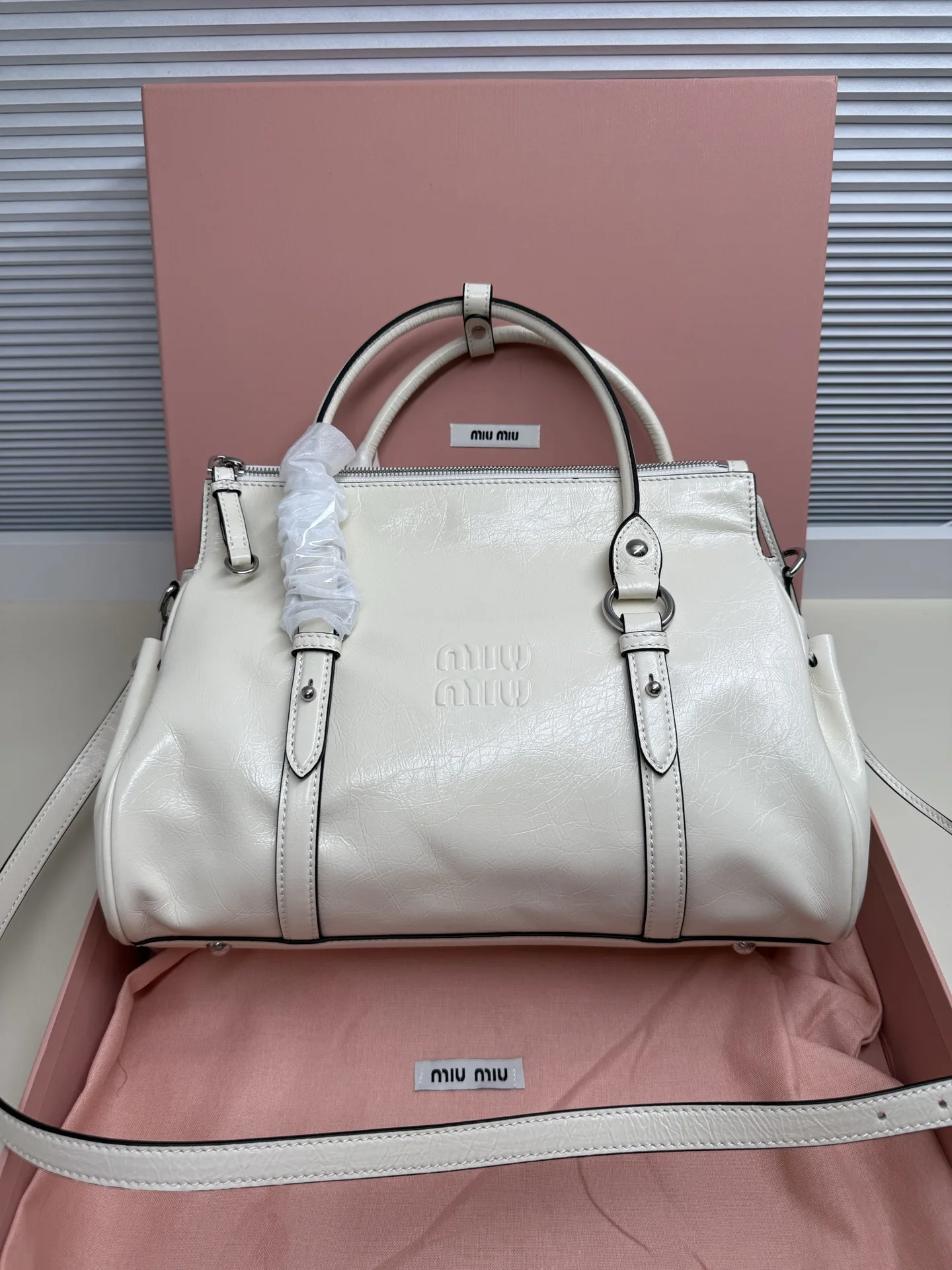 原单MIUMIU女包|高仿MIUMIU女包|精仿MIUMIU女包|一比一MIUMIU女包<p>Miumiu26早春新款油蜡皮机车包 </p><p>这款是油蜡牛皮的 </p><p>国内上的是蝴蝶结 版的</p><p>欧洲这款把蝴蝶结改成了褶皱抽绳</p><p>有长肩带可以斜挎  尺寸 </p><p>大号35*19*16cm 款号328</p>