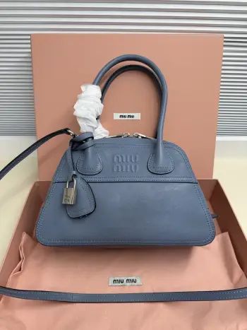 <p> Miu Miu Vivant 迷你 选用细腻绒面牛皮革 哑光质感像抚摸一片柔软的云 光线掠过时 泛起微醺般的光晕 高级感拉满 经典保龄球包型 麂皮让原本立体的线条变得柔和慵懒 自然垂坠出 不刻意 的时髦感  同色系浮雕 Logo 若隐若现 搭配做旧金属挂锁 麂皮的软糯与金属的冷冽 碰撞出独特的 甜酷 张力</p><p>    型号 5BB200</p><p>   尺寸 28*17*9.5cm</p>