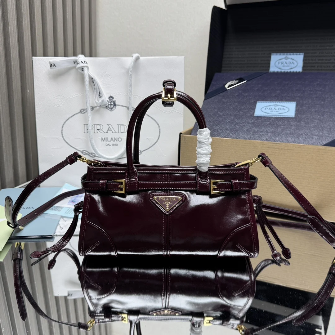 原单普拉达女包|高仿普拉达女包|精仿普拉达女包|一比一普拉达女包<p> 顶级原单 LusSolf油腊皮1BA486迷你号这款迷你手提斜挎包采用进口油腊皮 油亮的色泽散发出古典气息 配有一条可拆卸调节的长肩带 斜挎 手提 肩带 满足所有背法容量空间非常大 巨巨好用 绝对是时商达人们的必备款 小小尺寸 真的太太可爱了赶紧把这款复古格调手拎包带回家吧 尺寸 长23.5高12x底9cm</p>