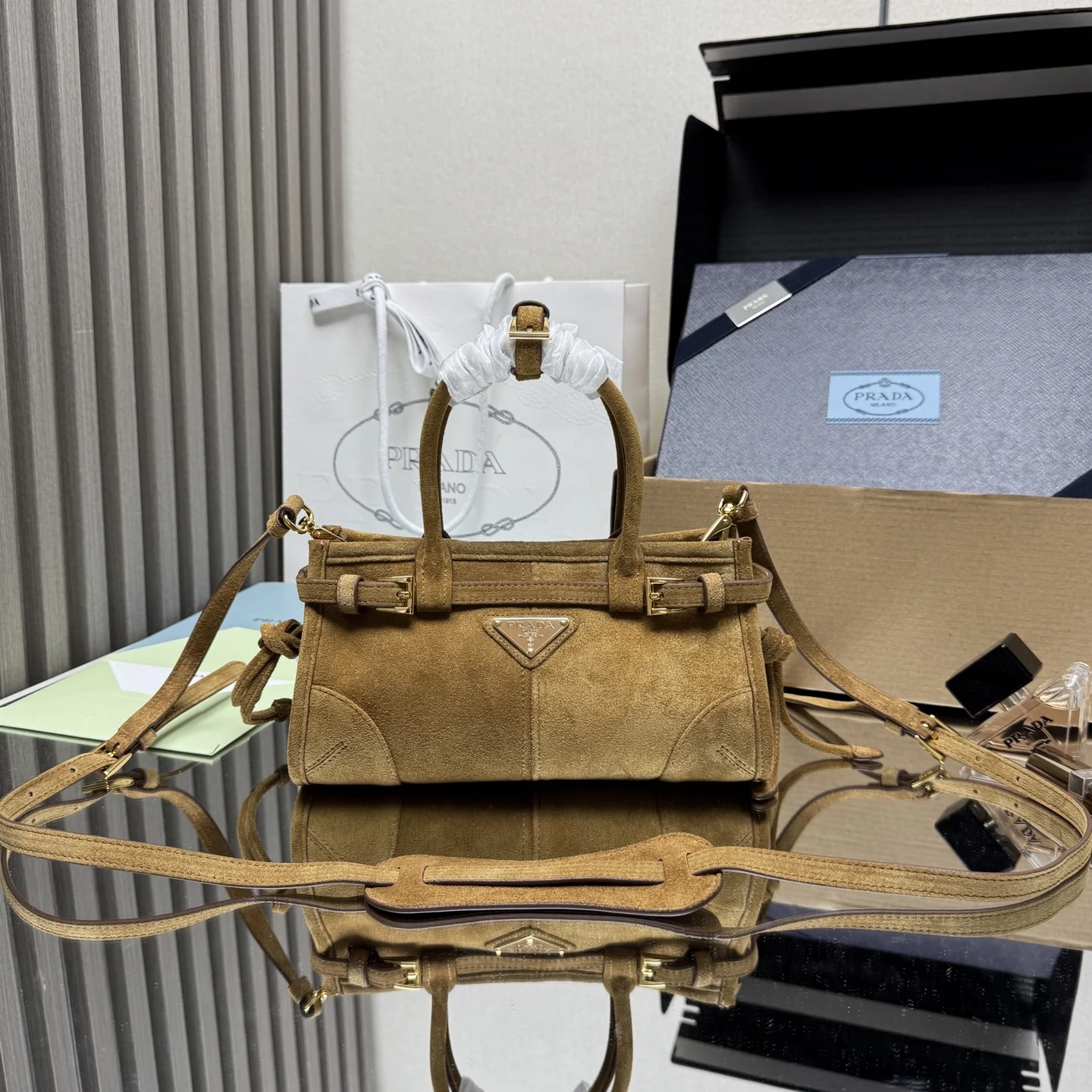 原单普拉达女包|高仿普拉达女包|精仿普拉达女包|一比一普拉达女包<p> 顶级原单 Softlux麂皮1BA486迷你号这款迷你手提斜挎包采用进口麂皮 复古色泽散发出古典气息 配有一条可拆卸调节的长肩带 斜挎 手提 肩带 满足所有背法容量空间非常大 巨巨好用 绝对是时商达人们的必备款 小小尺寸 真的太太可爱了赶紧把这款复古格调手拎包带回家吧 尺寸 长23.5高12x底9cm</p>