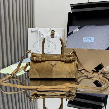 <p> 顶级原单 Softlux麂皮1BA486迷你号这款迷你手提斜挎包采用进口麂皮 复古色泽散发出古典气息 配有一条可拆卸调节的长肩带 斜挎 手提 肩带 满足所有背法容量空间非常大 巨巨好用 绝对是时商达人们的必备款 小小尺寸 真的太太可爱了赶紧把这款复古格调手拎包带回家吧 尺寸 长23.5高12x底9cm</p>
