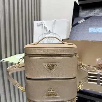 <p> 顶级原单 新款盒子包1BH202这款简约盒子包采用进口鹿皮纹 内配进口羊皮和实用卡槽/口袋 正面饰以金属徽标 可拆卸可调式肩带又可手提 拉琏开合 上身效果非常酷又实用 空间大宝宝们 赶紧入手吧尺寸 长18x高11.5x底7.5cm</p>