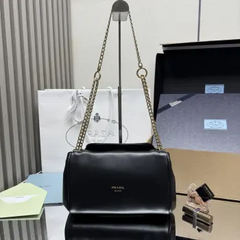 <p> 顶级原单 新品1BD395这款Tumulte包袋暗示着一种动感而精致的姿态 一种真实的 nappa皮革设计的特点是柔软的侧褶和曲线 形成精致的女性轮廓 该包饰有三个滑动链柄 可拆卸链条肩带翻盖上有磁性封口 可组合成不同的佩戴方式 空间大 宝宝们 赶紧入手吧尺寸 长24x高13x底13cm</p>