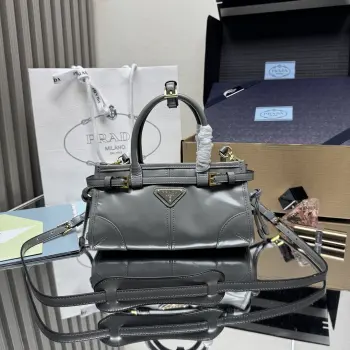 <p> 顶级原单 LusSolf油腊皮1BA486迷你号这款迷你手提斜挎包采用进口油腊皮 油亮的色泽散发出古典气息 配有一条可拆卸调节的长肩带 斜挎 手提 肩带 满足所有背法容量空间非常大 巨巨好用 绝对是时商达人们的必备款 小小尺寸 真的太太可爱了赶紧把这款复古格调手拎包带回家吧 尺寸 长23.5高12x底9cm</p>