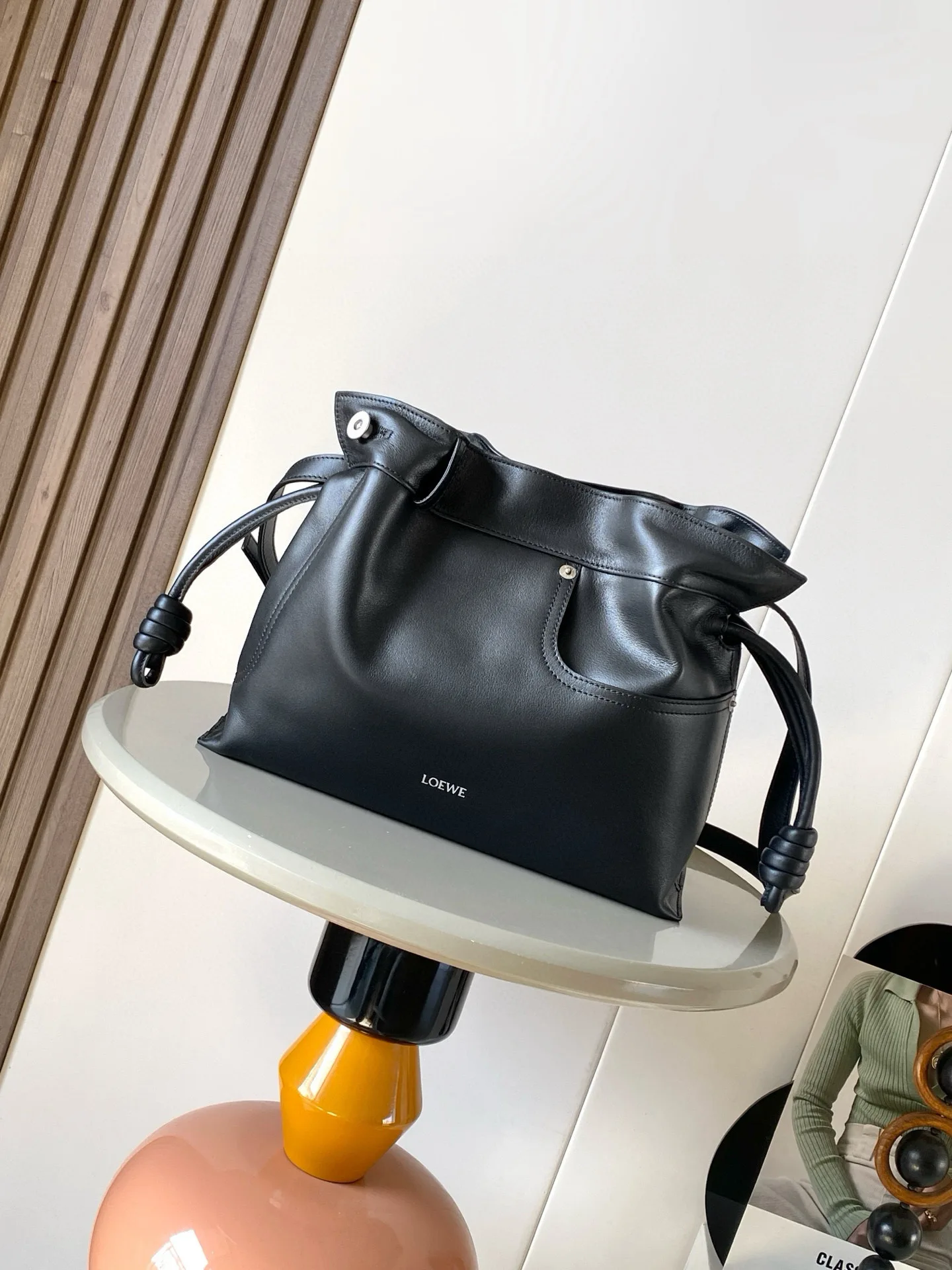 原单罗意威女包|高仿罗意威女包|精仿罗意威女包|一比一罗意威女包<p>明星同款,新版本福袋30CM 中号亮面牛皮革新款Flamenco手拿包福袋采用拉绳收紧 并打上标志性的盘绕结这个版本采用纳帕牛皮革制成<p>款号 9110</p><p>颜色 黑色</p>