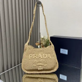 <p> 顶级原单 Prad*新款拉菲草编斜挎 1BC186 满满的艺术气息 拉菲草编织非常扎实 超有质感 日常搭配私服也不会出错的单品 自然风的设计 仿佛都能呼吸</p><p>喜欢的宝宝赶紧纳入后宫 拎几年都不会过时的独家款尺寸/33×22×6cm</p>