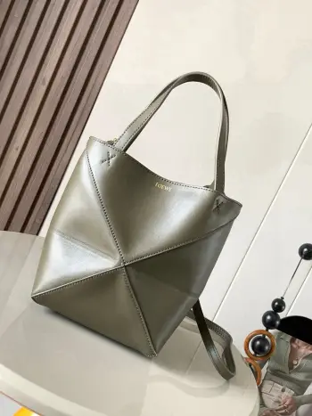 <p>新款亮面牛皮革迷你号puzzle Fold手袋款号 9030</p><p>颜色 卡其绿</p>