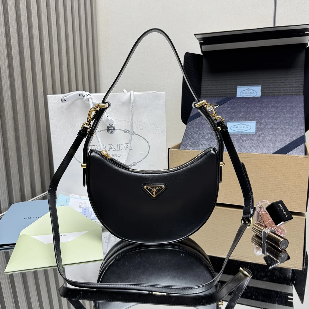 原单普拉达女包|高仿普拉达女包|精仿普拉达女包|一比一普拉达女包<p> 顶级原单  大号新版本 Moon手袋1BC194双肩带这款简约Moon手袋为牛皮绽现摩登百搭的魅力 弧形包身设计 配有2条长/短可调节肩带 便于随心转换造型 内配进口小羊皮 金属配件更添亮丽格调 上身效果非常酷/时尚 又是一款永欠不过时爆款宝宝们 赶紧入手吧 尺寸 长22.5x高18.5x底6.5cm</p>