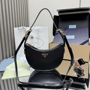 <p> 顶级原单  大号新版本 Moon手袋1BC194双肩带这款简约Moon手袋为牛皮绽现摩登百搭的魅力 弧形包身设计 配有2条长/短可调节肩带 便于随心转换造型 内配进口小羊皮 金属配件更添亮丽格调 上身效果非常酷/时尚 又是一款永欠不过时爆款宝宝们 赶紧入手吧 尺寸 长22.5x高18.5x底6.5cm</p>