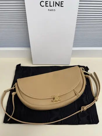 <p> CE Halfmoon 半月包  mini到货 </p><p>进口羊皮 全钢五金 标志性Triomphe磁吸式扣饰经过微缩设计 以更加内敛的形式融入包体 两种包型——翻盖Besace与弧形Half Moon 自重很轻 款号 L10373</p><p>尺寸 25*13*5</p>