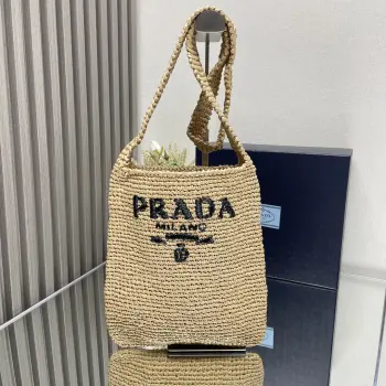 <p> 顶级原单 Prada新款拉菲草编tote斜挎包 1BC184๑ 杏色 ๑ 独家新品满满的艺术气息 拉菲草编织非常扎实 超有质感 日常搭配私服也不会出错的单品 自然风的设计 仿佛都能呼吸</p><p>喜欢的宝宝赶紧纳入后宫 拎几年都不会过时的独家款尺寸 29×26</p>